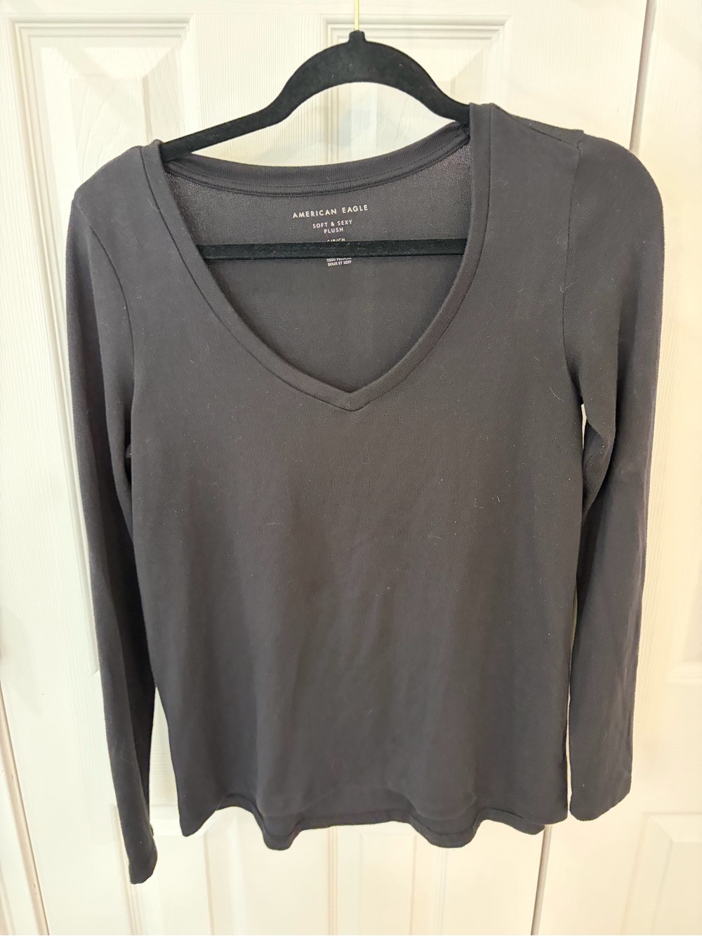 American Eagle Outfitters Black V-Neck Long Sleeve Tee